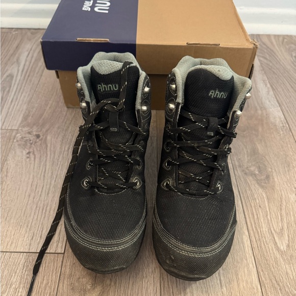 black hiking boots - Picture 2 of 8